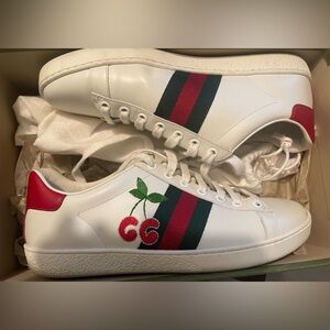 Gucci cherrys size 37 1/2
Like new
Sneaker women